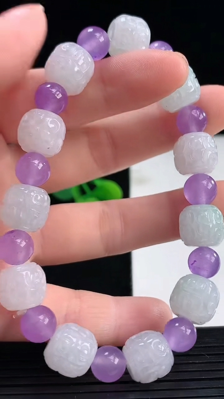 天然A货翡翠雕花路路通手串尺寸11-10.3重量:35.86g4月7日
工厂直销收藏佳品,种好水足，色泽均匀，有种有色，上手高大气！