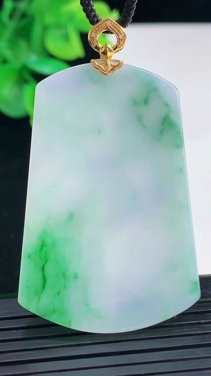 天然A货翡翠无事牌吊坠尺寸48.8-31.7-2.6重量:13.13g
4月7日