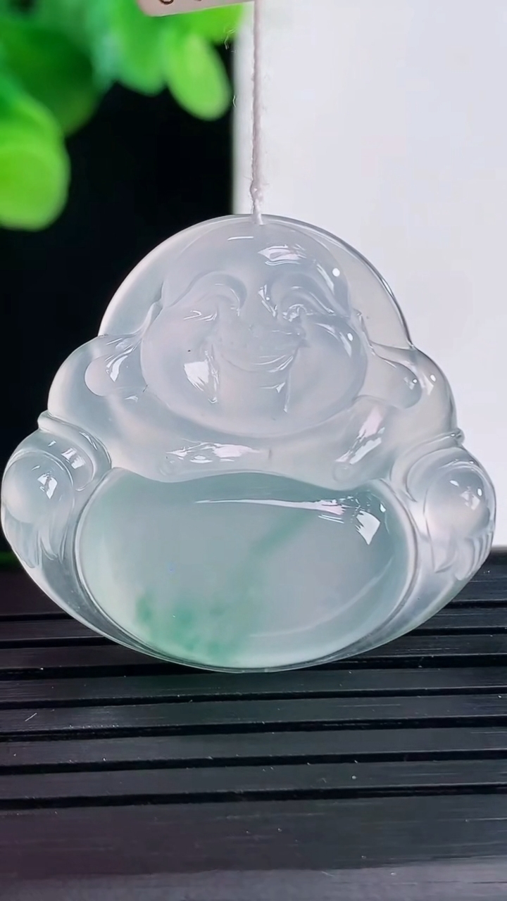 天然A货翡翠种飘花佛公吊坠尺寸31.5-33.9-5.9重量:9.72g
4月7日