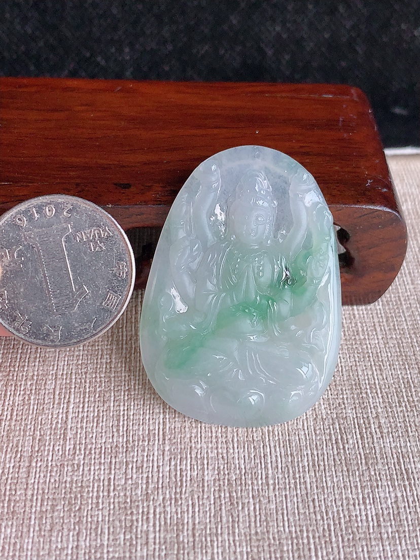 天然A货翡翠飘绿千手观音吊坠 
尺寸47-33.2-5mm 重量13.93g 0404