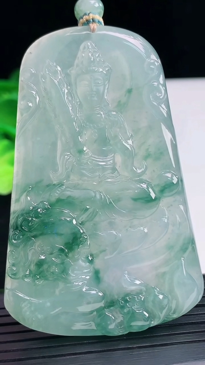 天然A货翡翠种飘花文殊菩萨吊坠尺寸68.7-44.2-6重量:45.99g
4月7日