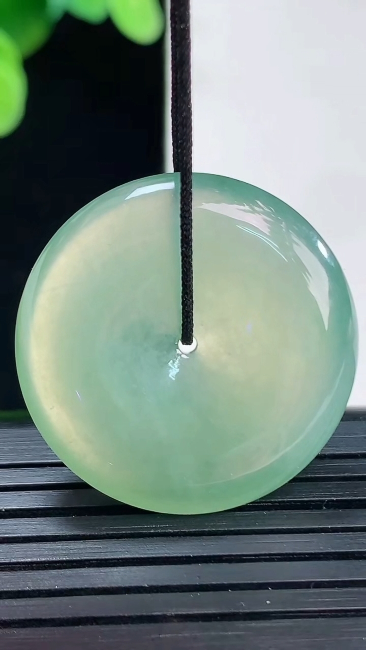 天然A货翡翠平安扣吊坠尺寸27.5-5.4重量:8.91g
4月7日