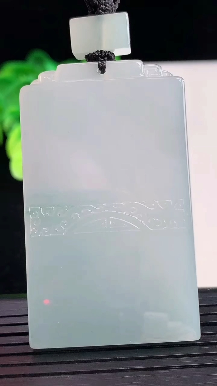 天然A货翡翠飘花仿古无事牌吊坠尺寸57.4-34.3-5.6重量:42.91g
4月7日