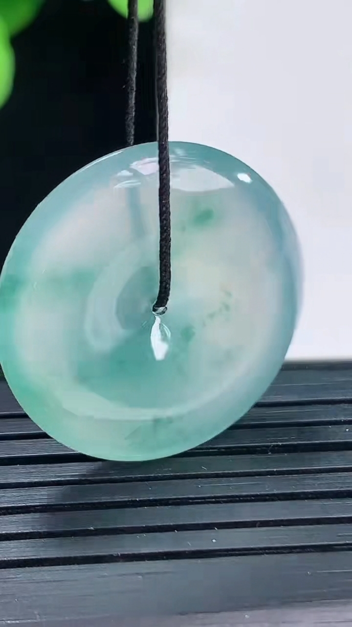 天然A货翡翠种飘花平安扣吊坠尺寸25.7-4.8重量:7.07g
4月7日