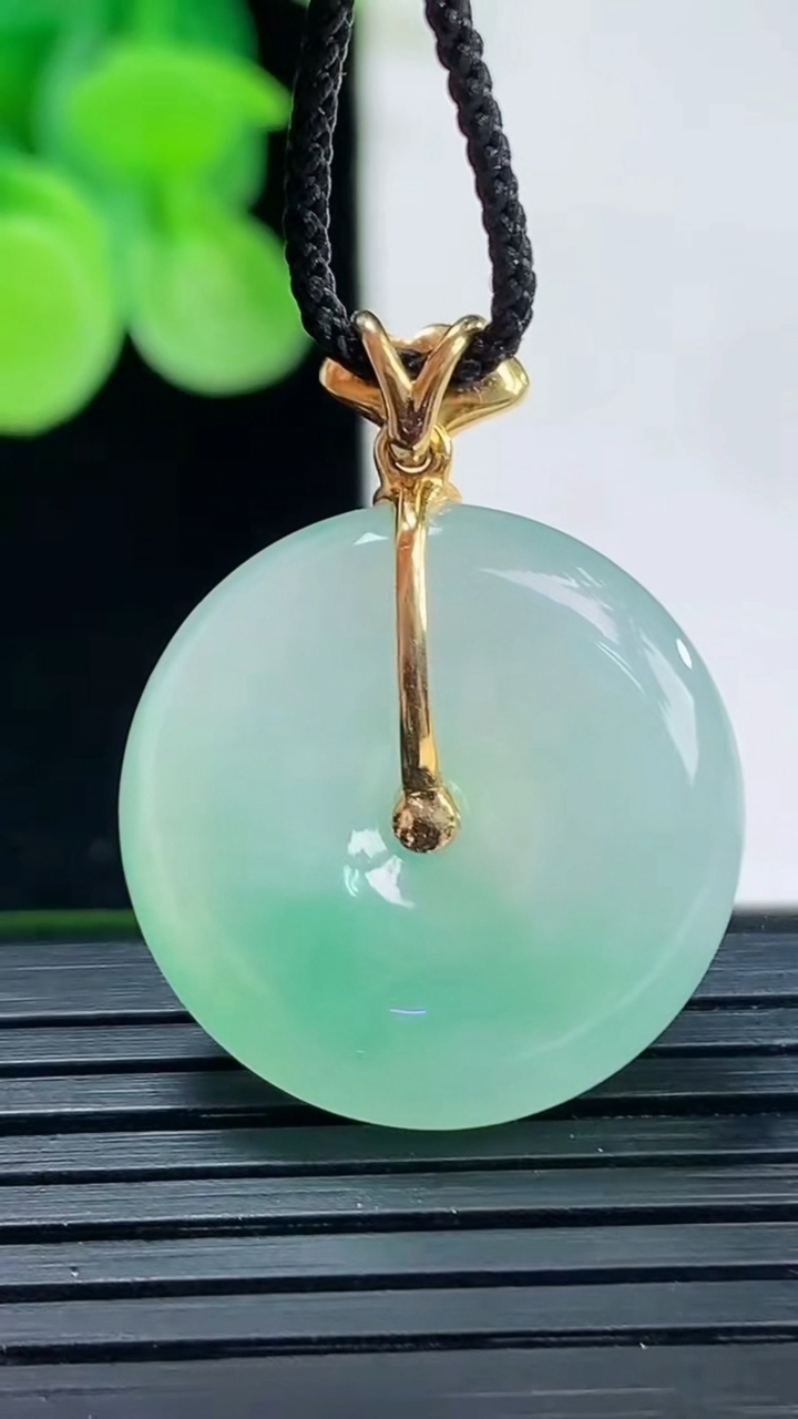 天然A货翡翠平安扣吊坠尺寸22.2-5.2重量:6.55g
4月7日