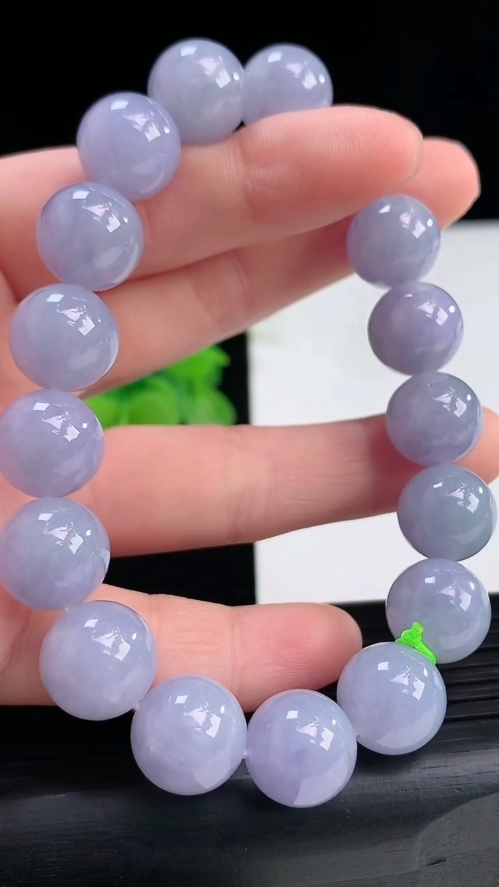 天然A货翡翠紫罗兰圆珠手串尺寸11.7-17颗重量:50.84g4月7日
工厂直销收藏佳品,种好水足，色泽均匀，有种有色，上手高大气！