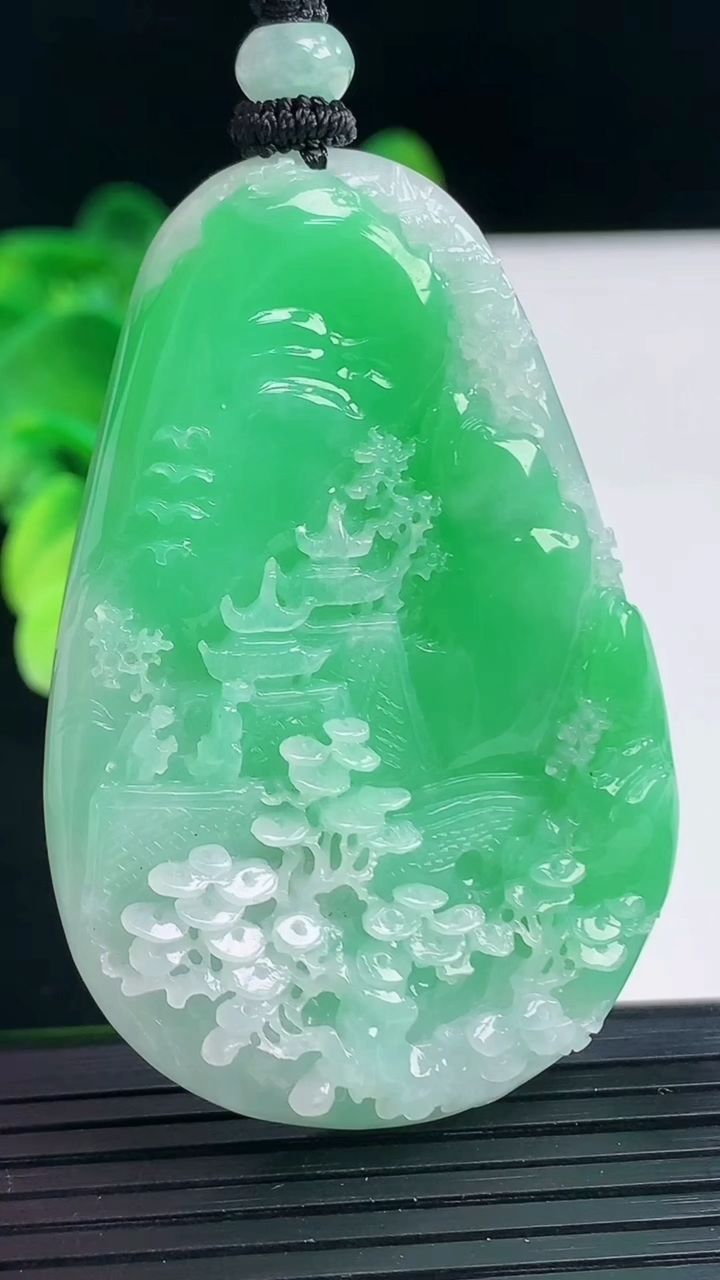 天然A货翡翠山水牌吊坠尺寸57.4-37.7-7.3重量:36.53g
4月7日