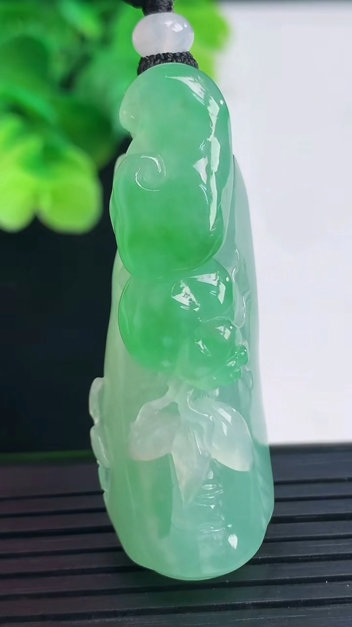 天然A货翡翠节节高升 竹节吊坠尺寸49.7-17.6-13.5重量:23.40g
4月7日