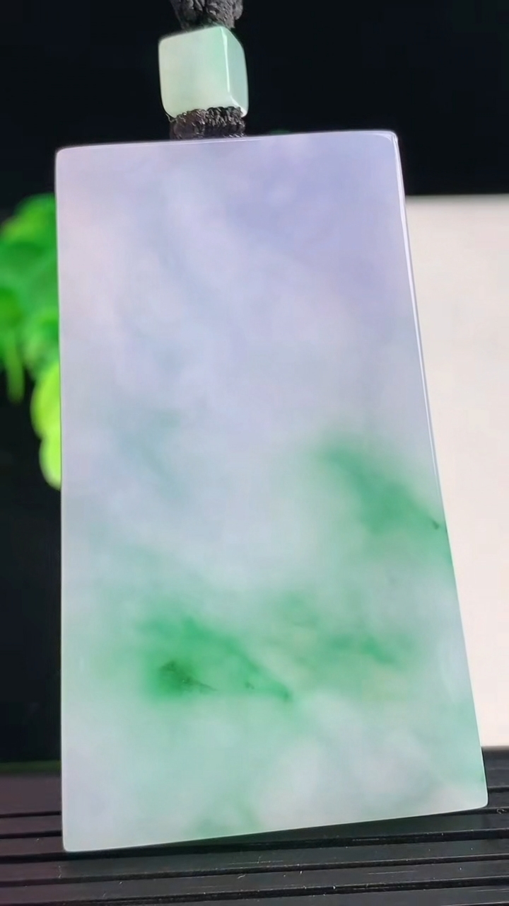 天然A货翡翠春带彩紫罗兰无事牌吊坠尺寸60-37.2-5.6重量:44.90g
4月7日