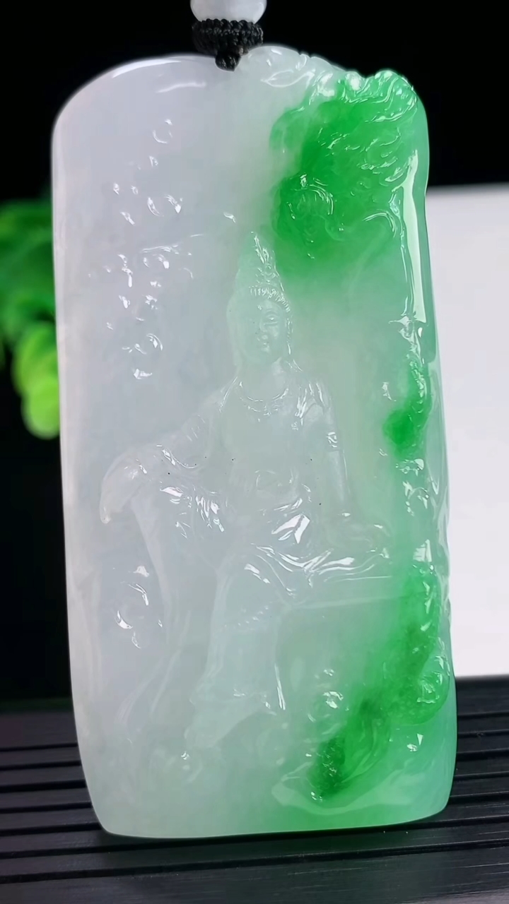 天然A货翡翠祥龙观音菩萨吊坠尺寸74.2-36.5-10.4重量:74.26g
4月7日