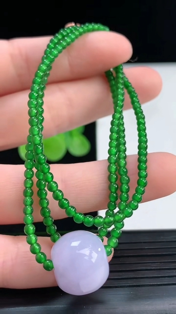 天然A货翡翠小米珠项链尺寸12.4-14.5-2.7重量:12.75g4月7日
工厂直销收藏佳品,种好水足，色泽均匀，有种有色，上手高大气！