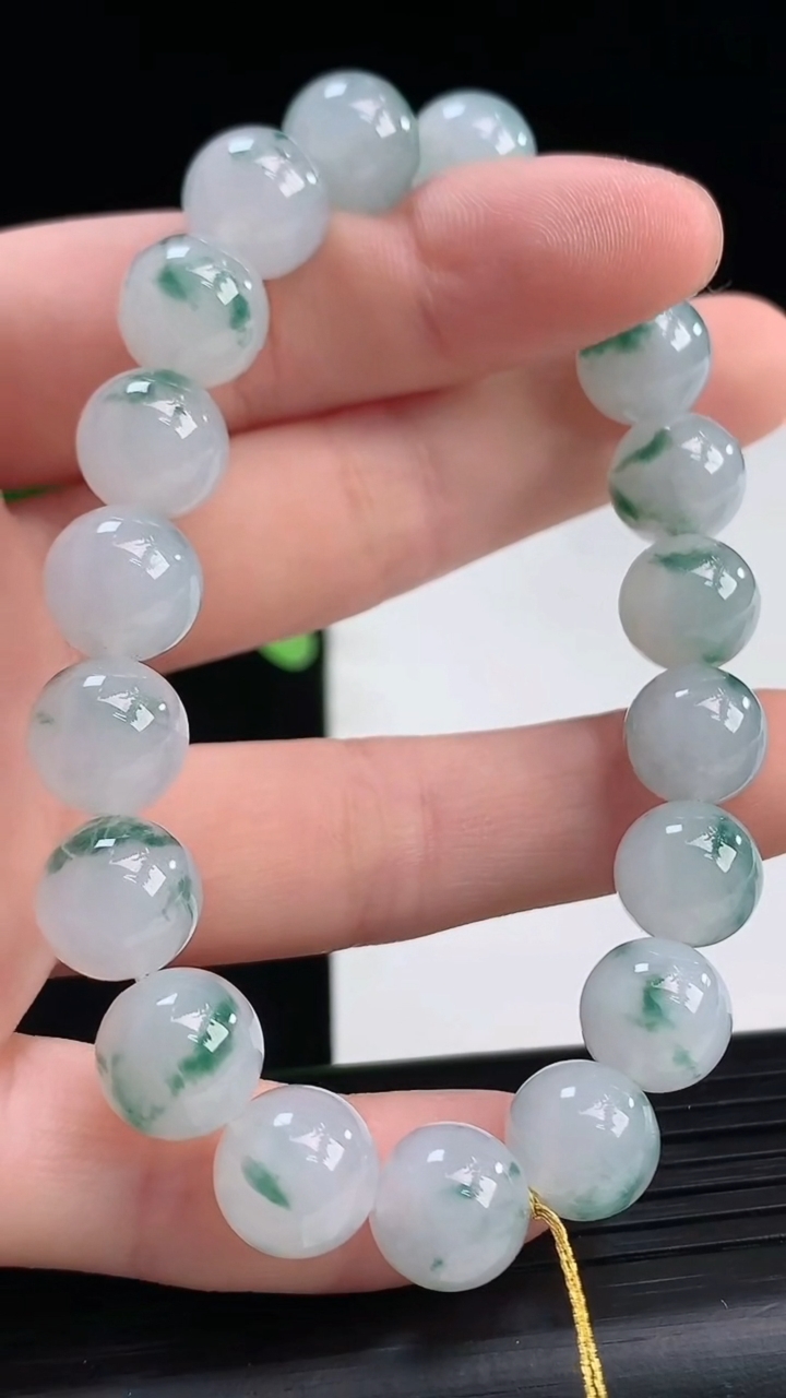 天然A货翡翠飘花圆珠手串尺寸9.8-19颗重量:32.79g4月7日
工厂直销收藏佳品,种好水足，色泽均匀，有种有色，上手高大气！