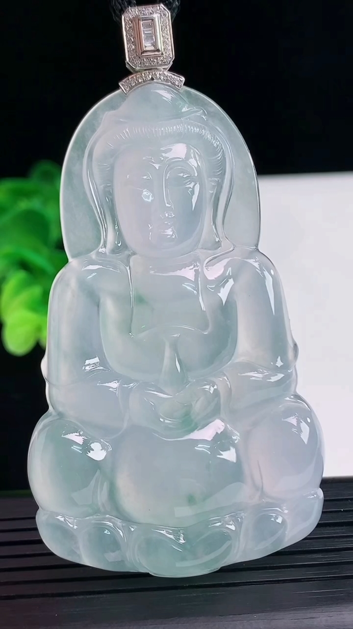 天然A货翡翠种飘花观音菩萨吊坠尺寸71.2-43.3-5.6重量:38.74g
4月7日