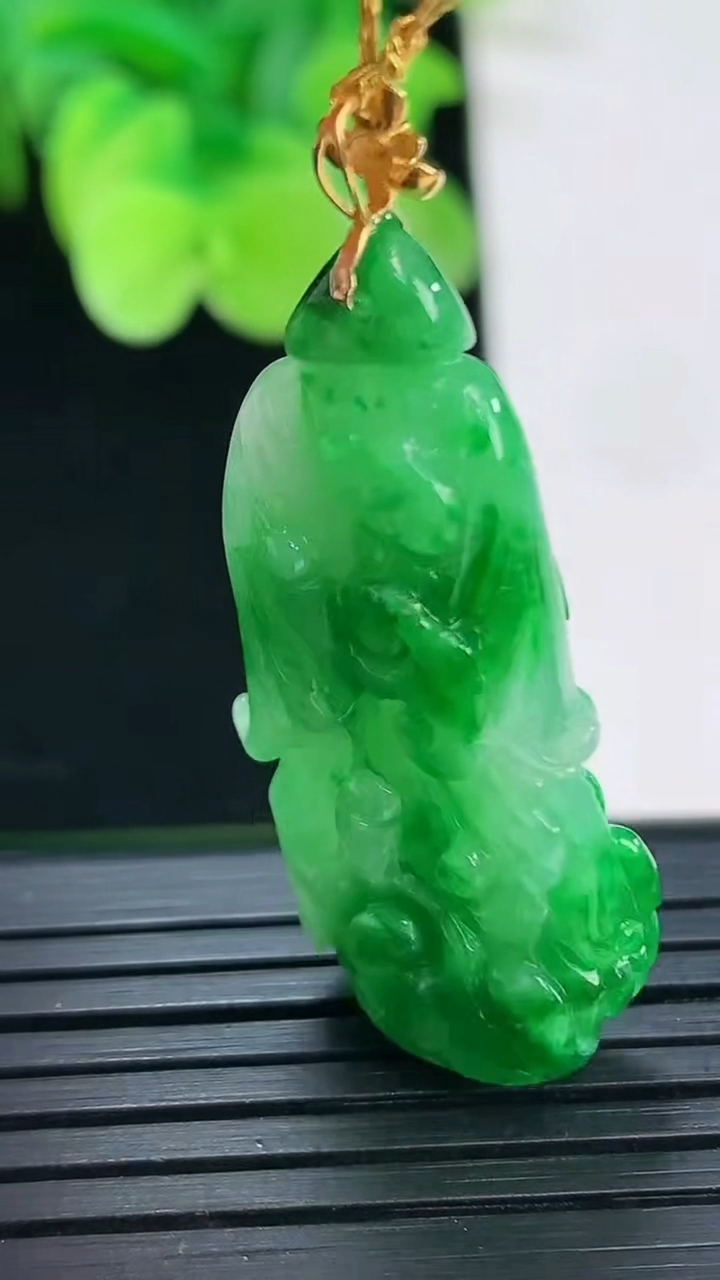 天然A货翡翠白菜吊坠尺寸41.2-16.9-7.1重量:7.11g
4月7日