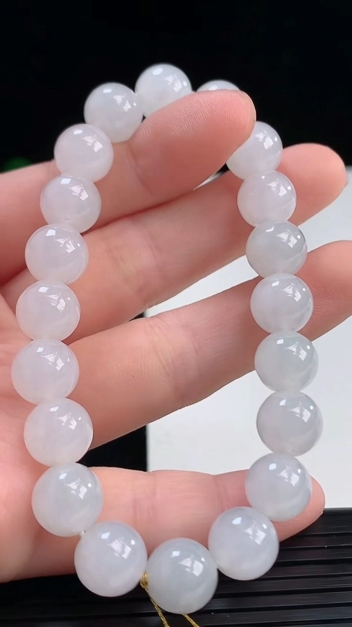 天然A货翡翠圆珠手串尺寸9.3-20颗重量:28.62g4月7日
工厂直销收藏佳品,种好水足，色泽均匀，有种有色，上手高大气！