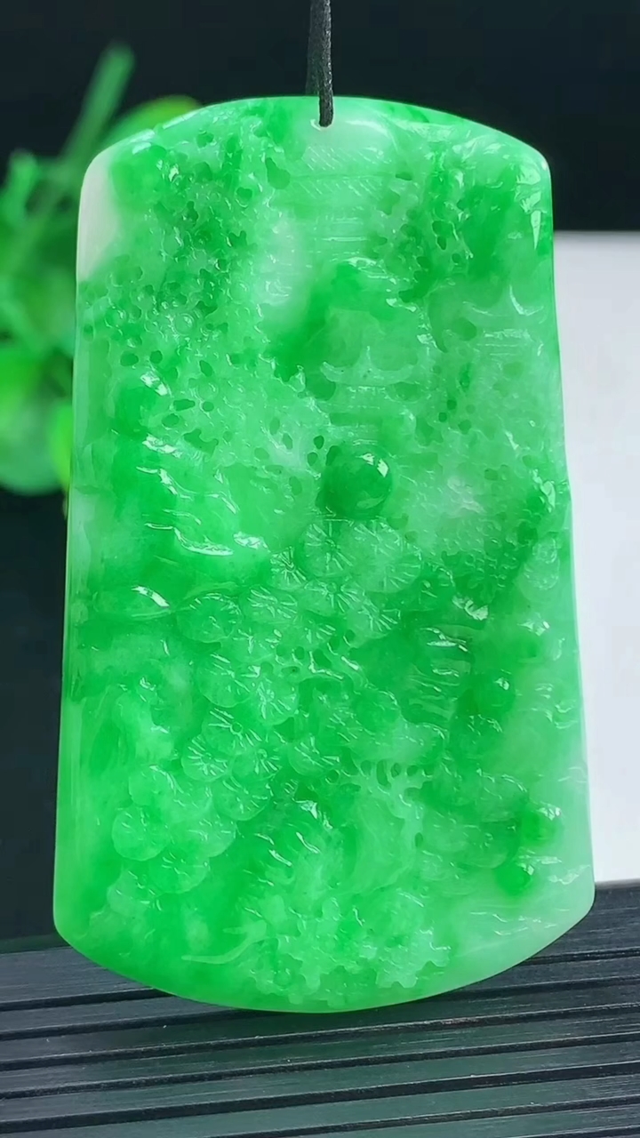 天然A货翡翠山水牌吊坠尺寸60.8-36.7-4.2重量:22.22g
4月7日