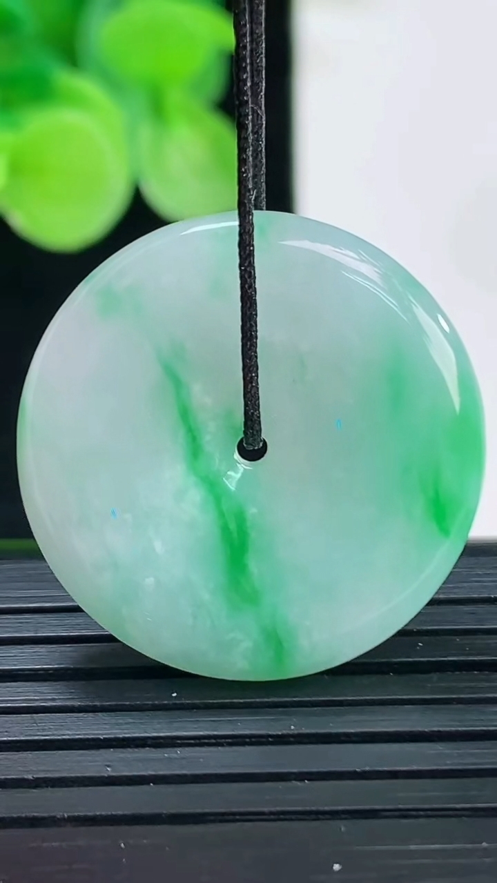 天然A货翡翠平安扣吊坠尺寸25.3-5重量:7.40g
4月7日