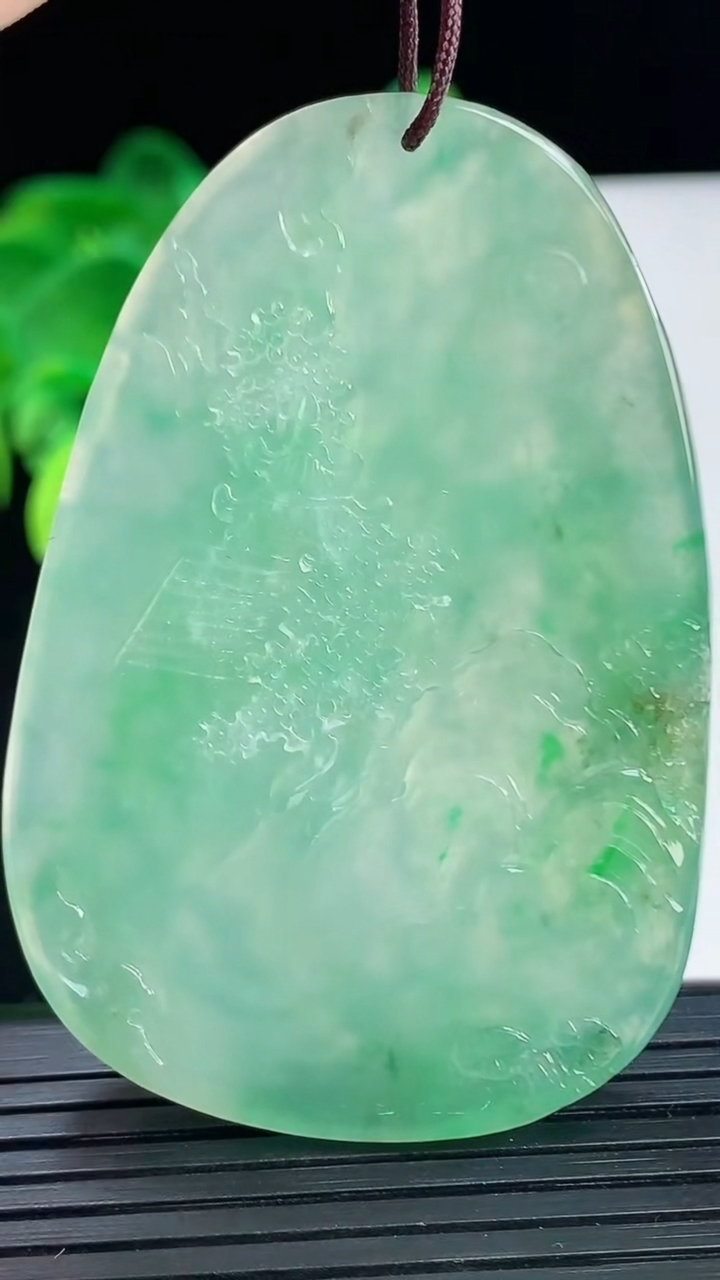天然A货翡翠山水牌吊坠尺寸58.2-39.2-6.1重量:34.22g
4月7日
