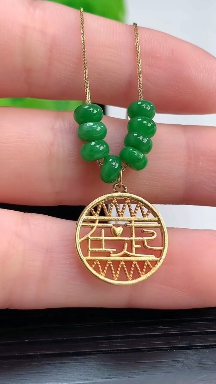 天然A货翡翠算盘珠吊坠尺寸4.5-2.3重量:1.91g
4月7日