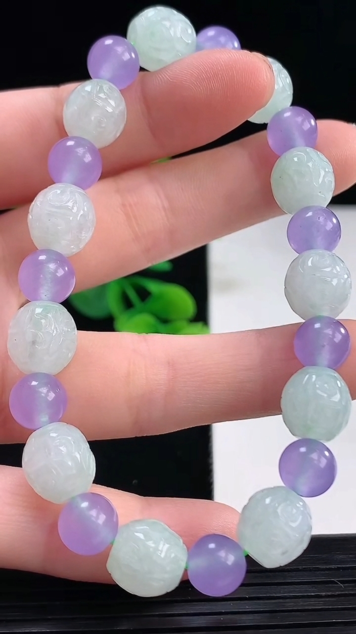 天然A货翡翠雕花路路通手串尺寸9.9-9.5重量:26.25g4月7日
工厂直销收藏佳品,种好水足，色泽均匀，有种有色，上手高大气！