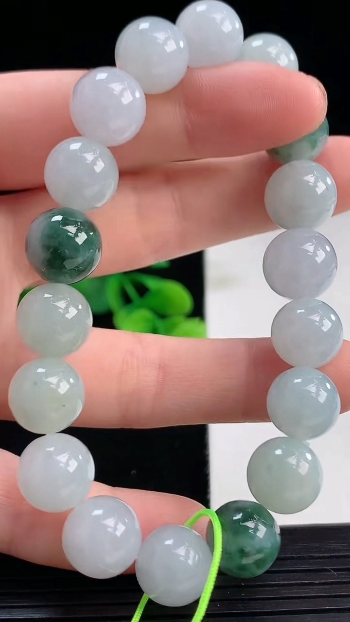 天然A货翡翠飘花圆珠手串尺寸10.6-18颗重量:40.21g4月7日
工厂直销收藏佳品,种好水足，色泽均匀，有种有色，上手高大气！