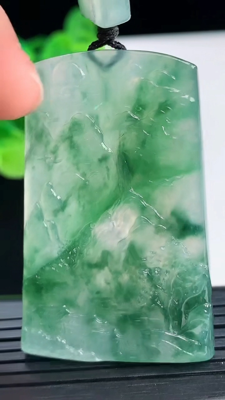 天然A货翡翠种飘花山水牌吊坠尺寸52.7-34.1-4.6重量:23.76g
4月7日