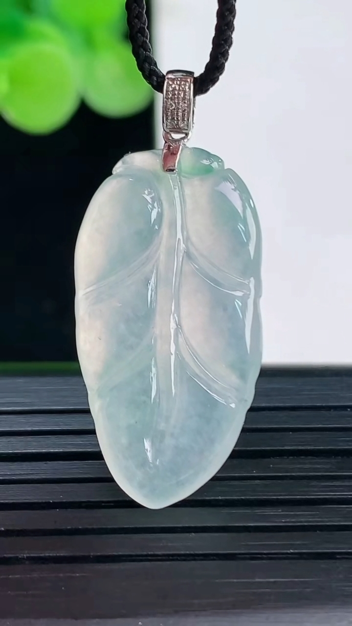 天然A货翡翠金枝玉叶 叶子吊坠尺寸28.9-15.2-3.4重量:4.29g
4月7日