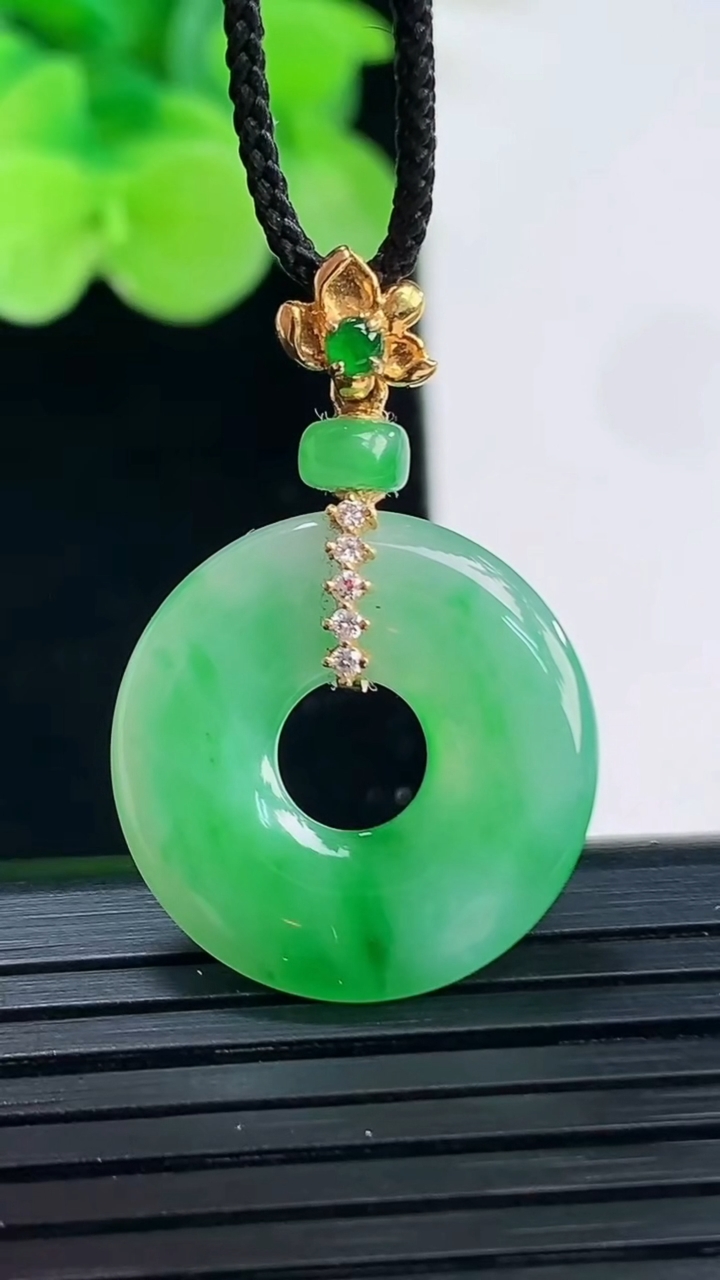 天然A货翡翠平安环吊坠尺寸19.8-2.7重量:2.83g
4月7日