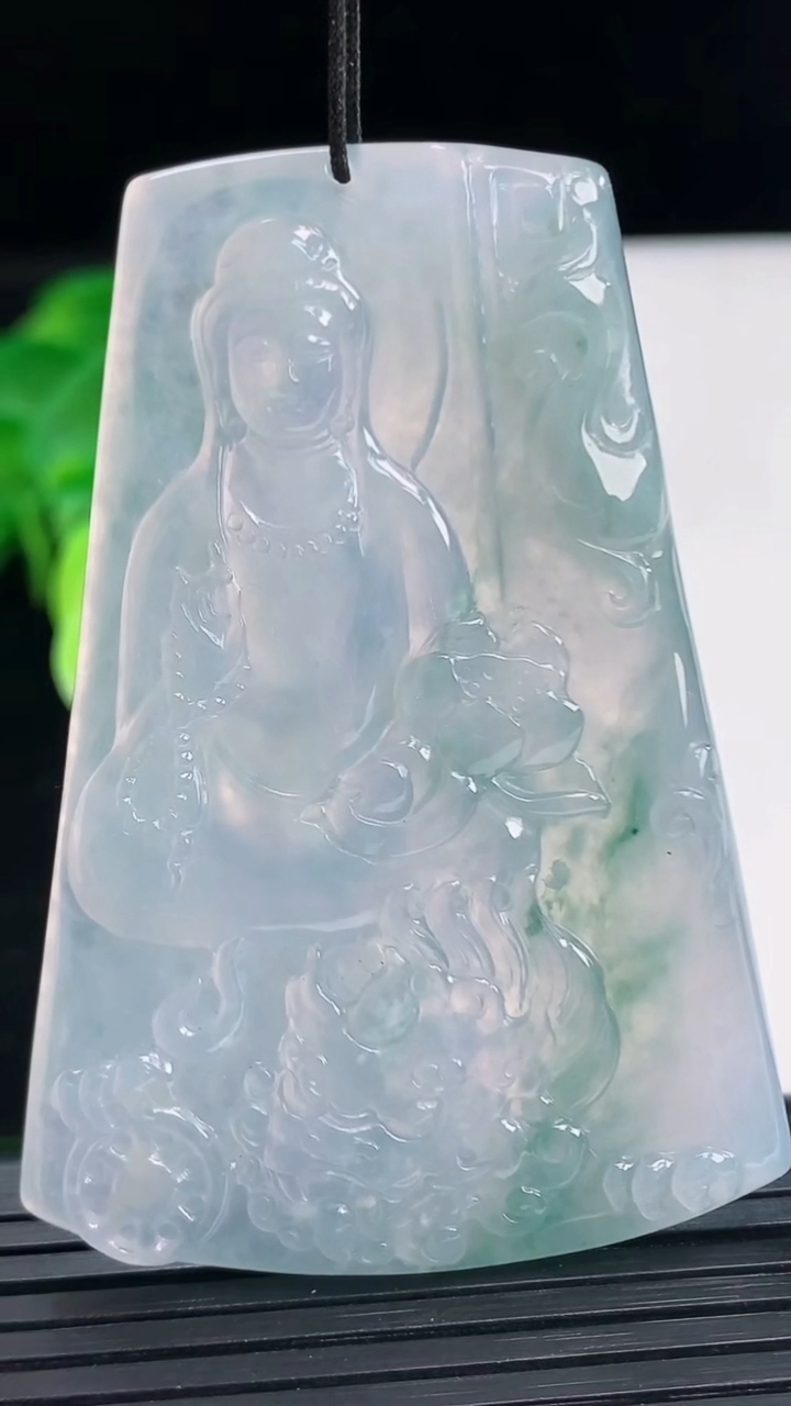 天然A货翡翠紫罗兰飘花文殊菩萨吊坠尺寸60.5-42.3-5.3重量:30.97g
4月7日