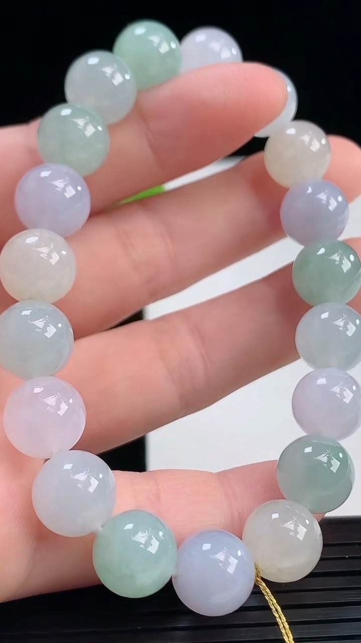 天然A货翡翠三彩圆珠手串尺寸9.7-19颗重量:32.52g4月7日
工厂直销收藏佳品,种好水足，色泽均匀，有种有色，上手高大气！