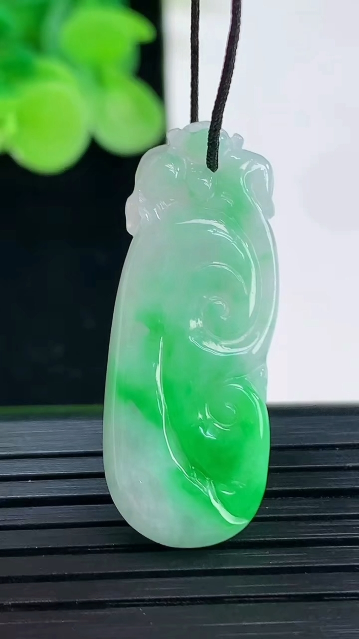 天然A货翡翠如意吊坠尺寸34.1-12.8-6重量:6.14g
4月7日