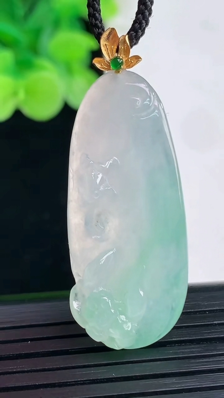 天然A货翡翠呱呱来财 和和美美吊坠尺寸43-16.8-7.6重量:8.21g
4月7日