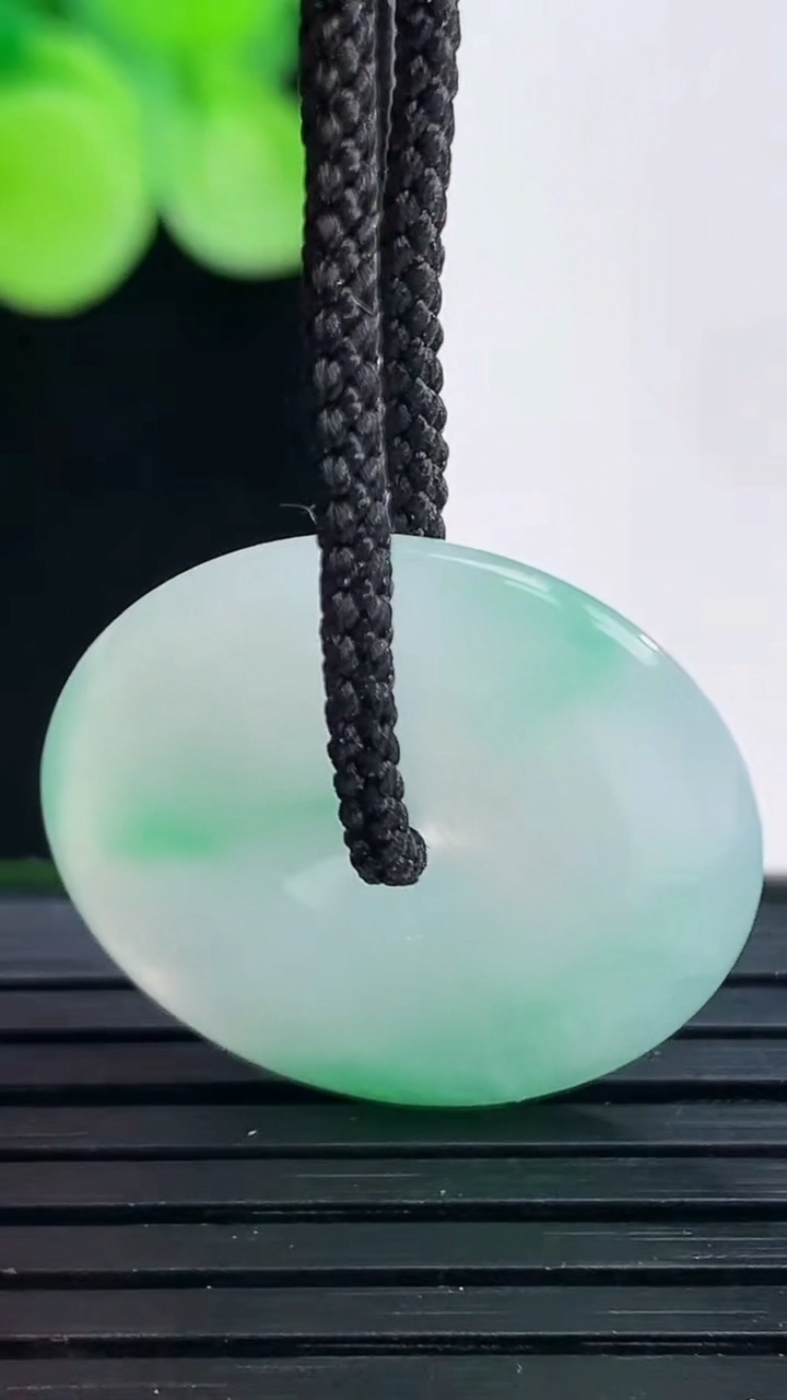 天然A货翡翠平安扣吊坠尺寸23-3.6重量:4.25g
4月7日