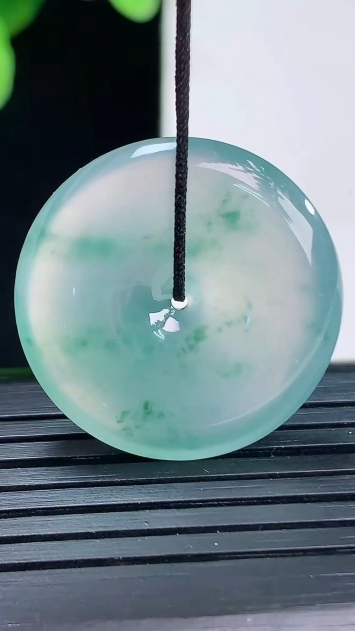 天然A货翡翠种飘花平安扣吊坠尺寸25.7-4.8重量:7.07g
4月7日