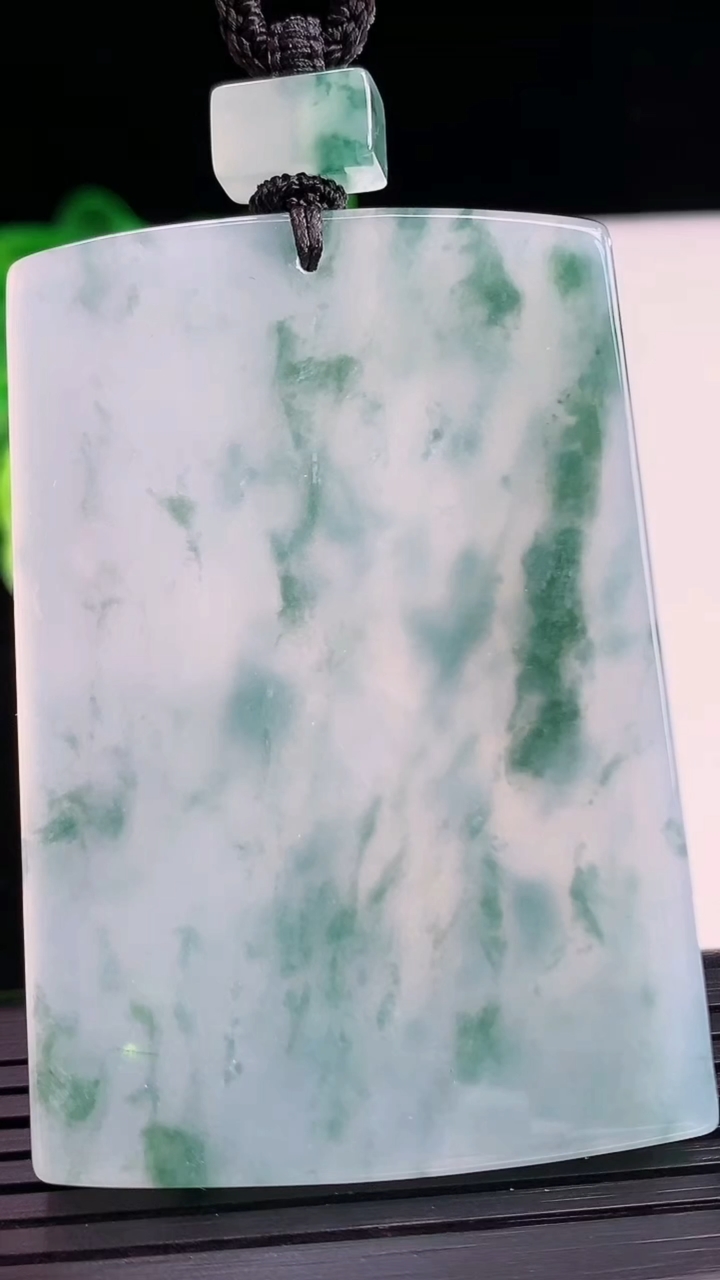 天然A货翡翠种飘花无事牌吊坠尺寸59.3-40.9-5.3重量:48.10g
4月7日