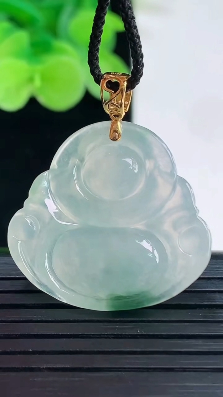 天然A货翡翠种飘花佛公吊坠尺寸25.7-27.8-5.2重量:5.89g
4月7日