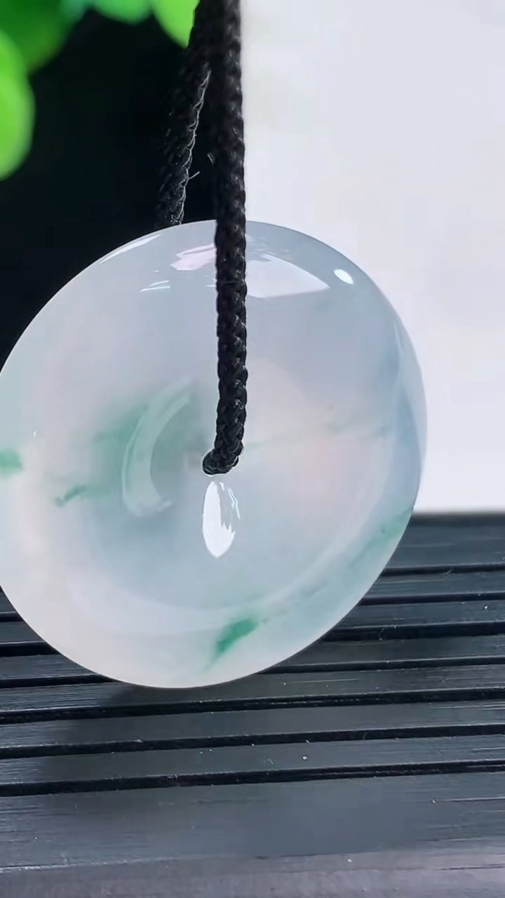 天然A货翡翠种飘花平安扣吊坠尺寸27-5.5重量:8.65g
4月7日