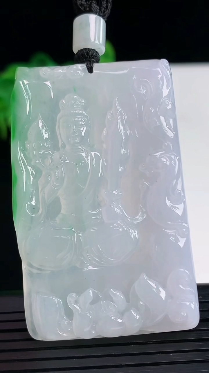 天然A货翡翠虚空藏菩萨吊坠尺寸59.5-37.8-6.1重量:42.66g
4月7日