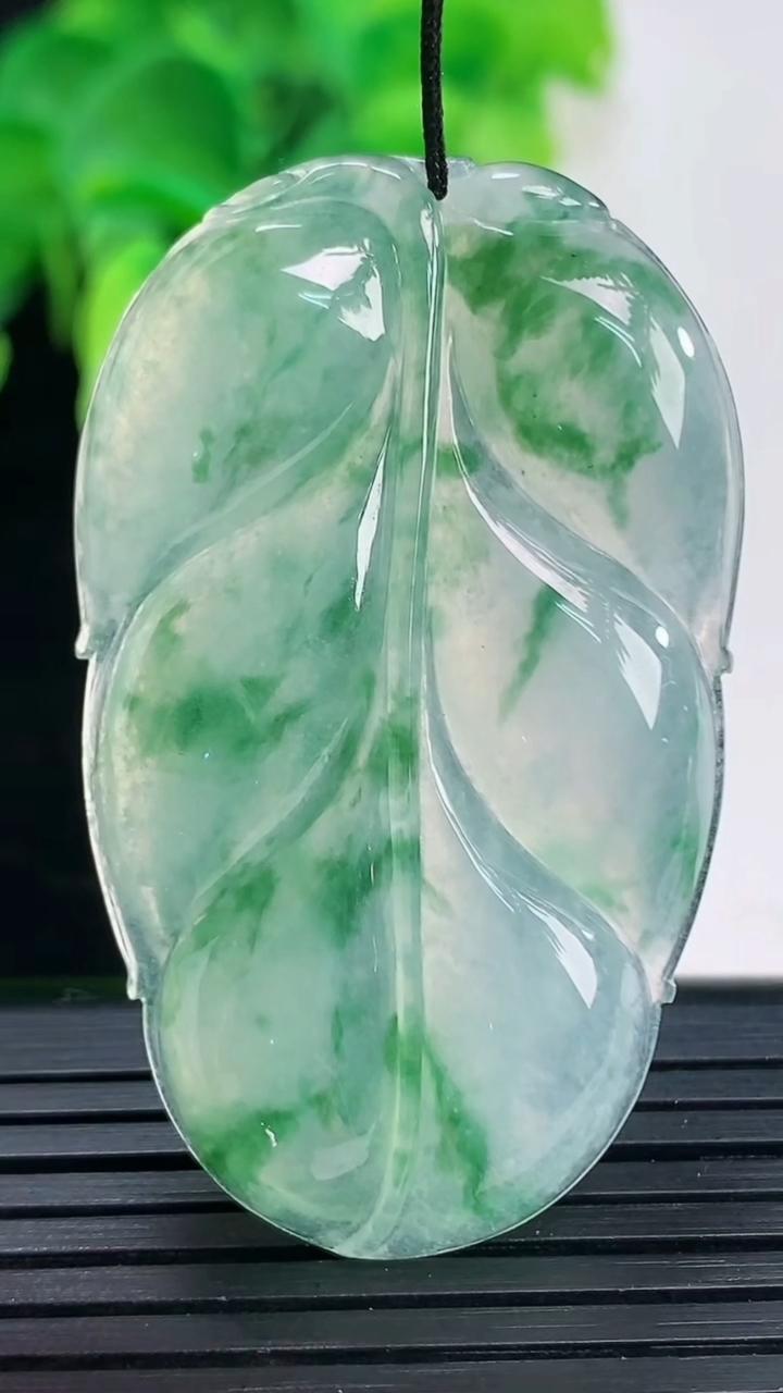 天然A货翡翠种飘花金枝玉叶 叶子吊坠尺寸48.1-28.4-5.2重量:14.30g
4月7日