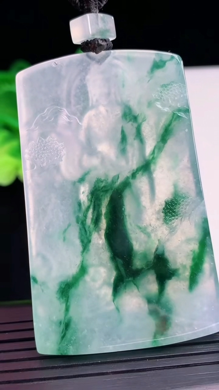 天然A货翡翠种飘花观音菩萨吊坠尺寸61.6-38.9-5.7重量:40.68g
4月7日