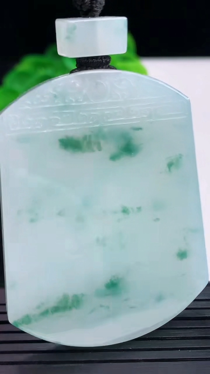 天然A货翡翠飘花仿古无事牌吊坠尺寸54.2-41.4-5.8重量:43.48g
4月7日