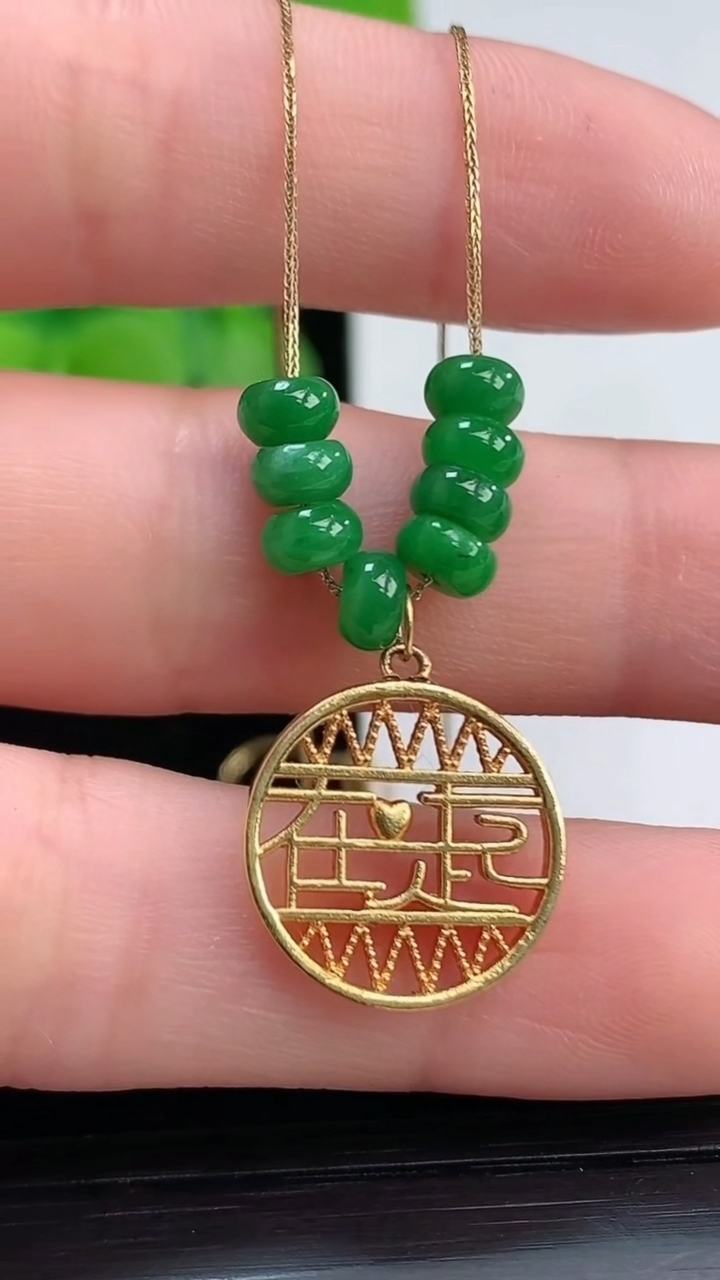 天然A货翡翠算盘珠吊坠尺寸4.5-2.3重量:1.91g
4月7日