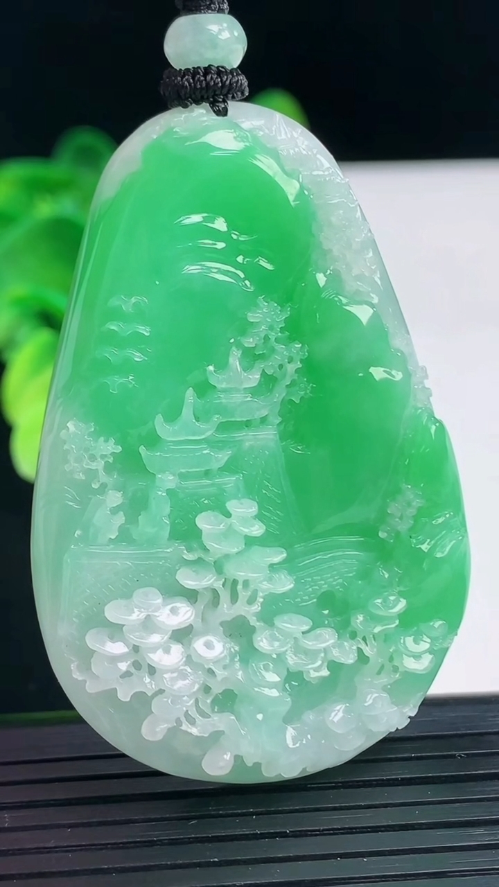 天然A货翡翠山水牌吊坠尺寸57.4-37.7-7.3重量:36.53g
4月7日