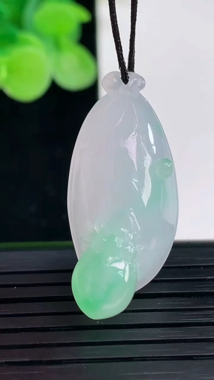 天然A货翡翠福瓜吊坠尺寸33.2-15.2-13.5重量:9.07g
4月7日