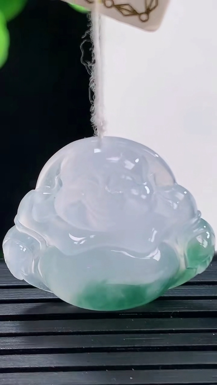 天然A货翡翠冰种飘花佛公吊坠尺寸23.8-26.1-5.7重量:5.59g
4月7日