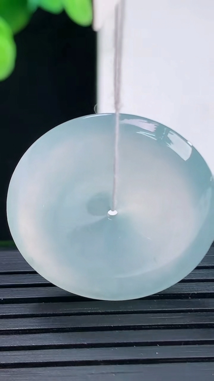 天然A货翡翠平安扣吊坠尺寸27.8-5.7重量:9.38g
4月7日