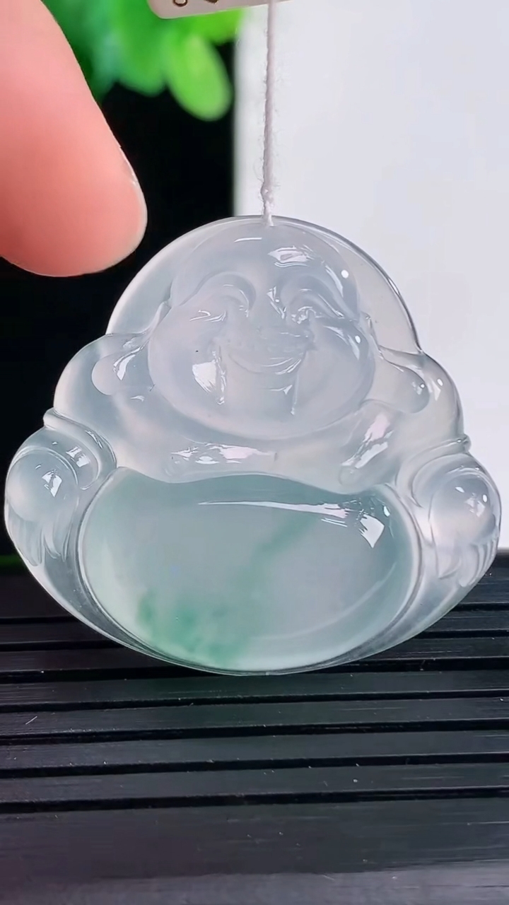 天然A货翡翠种飘花佛公吊坠尺寸31.5-33.9-5.9重量:9.72g
4月7日