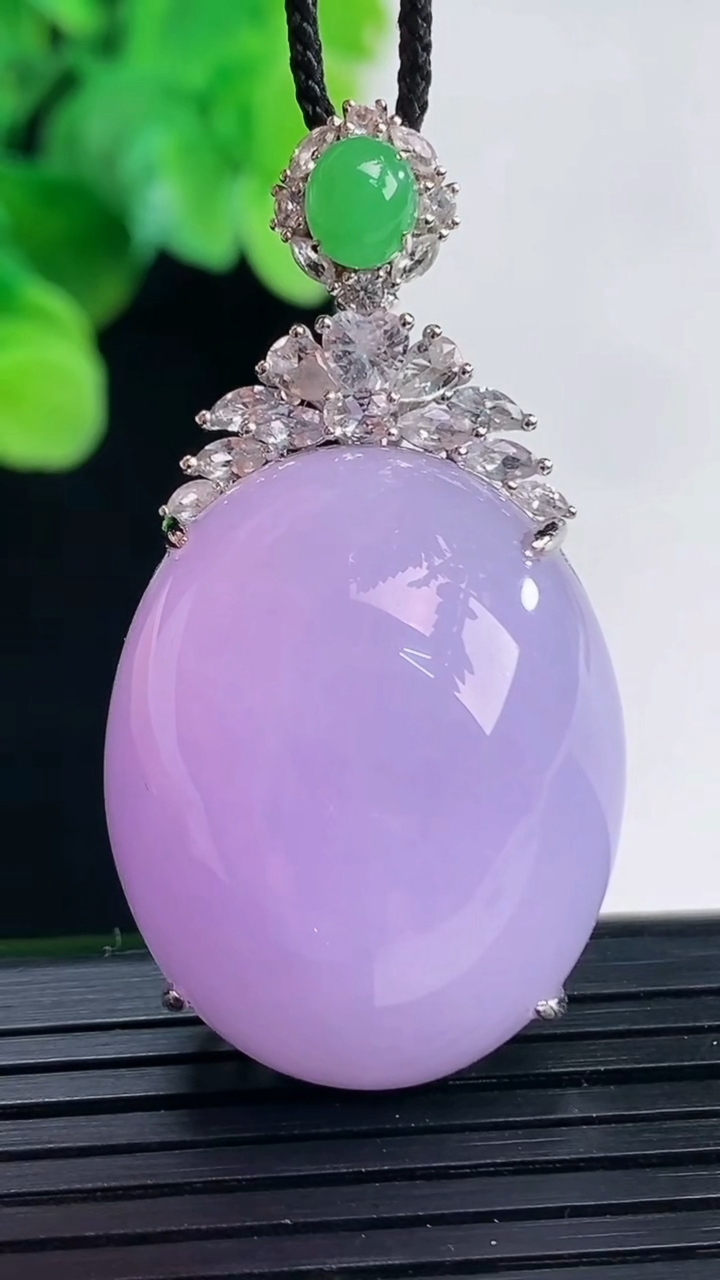 天然A货翡翠18K金紫罗兰蛋面吊坠尺寸46.4-29.9-24.9-15.7重量:23.60g
4月7日