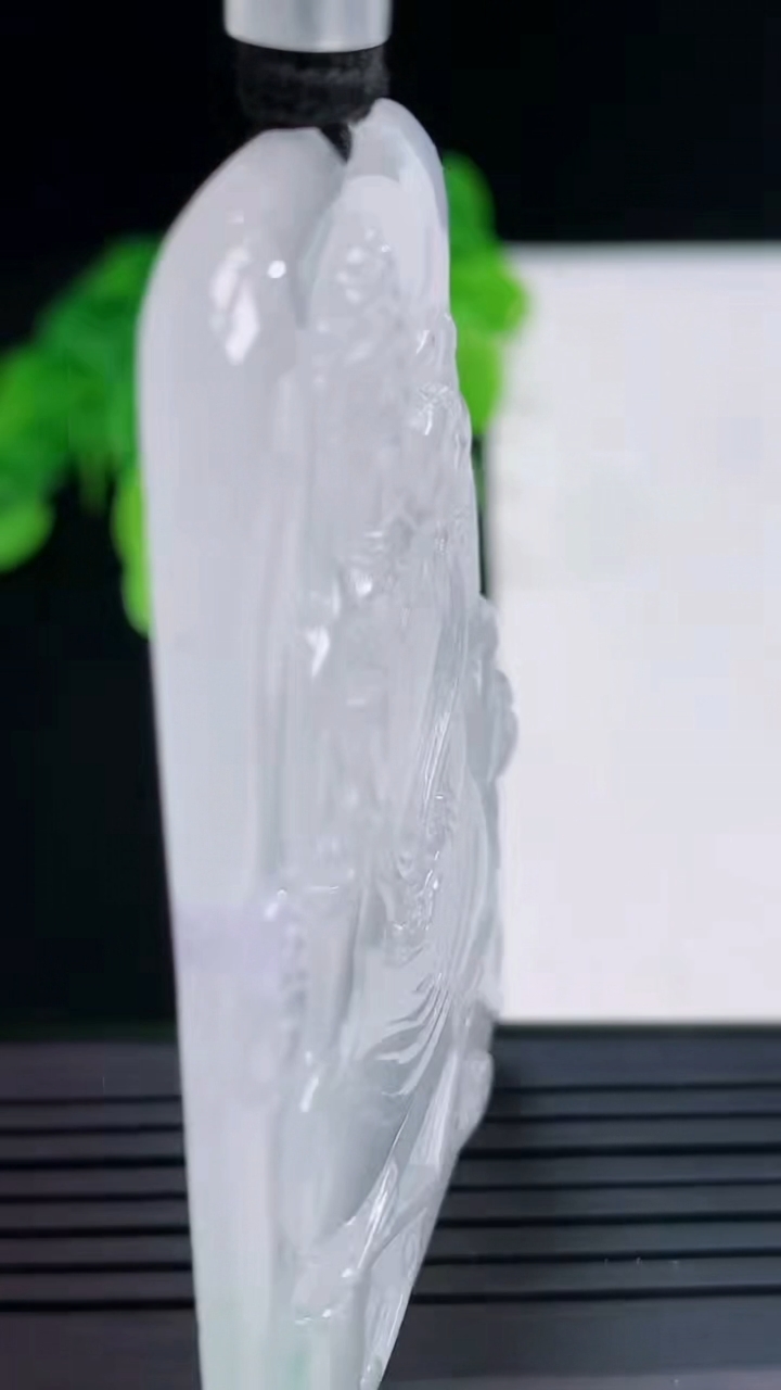 天然A货翡翠大势至菩萨吊坠尺寸64.2-43.4-5.3重量:39.83g
4月7日