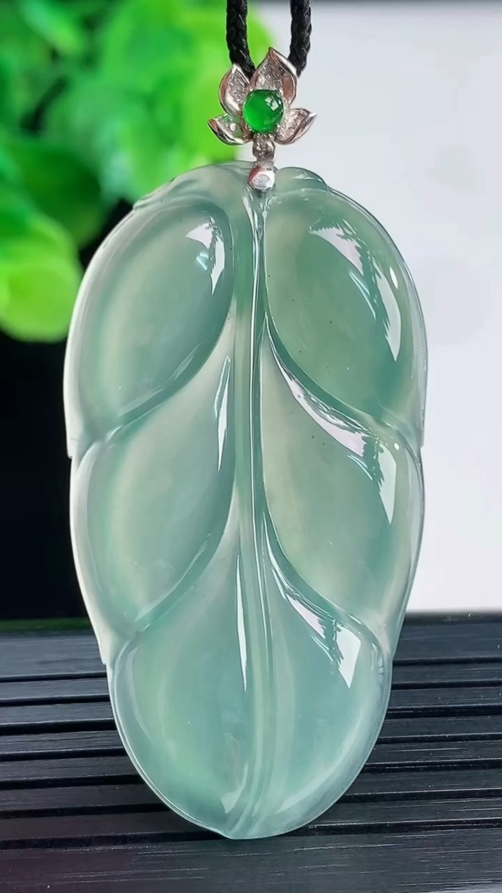 天然A货翡翠金枝玉叶 叶子吊坠尺寸46.8-25.6-4.7重量:12.23g
4月7日